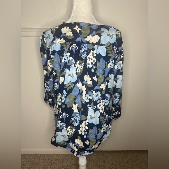 Lands' End Blue Floral Relaxed Blouse size L/P - Picture 3 of 9